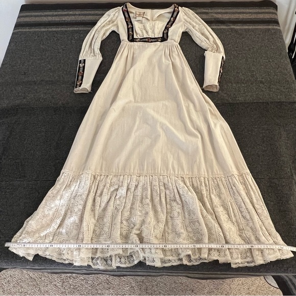 Authentic 1970s Vintage Gunne Sax Lace Embroidered Rose Prairie Dress - Picture 6 of 17